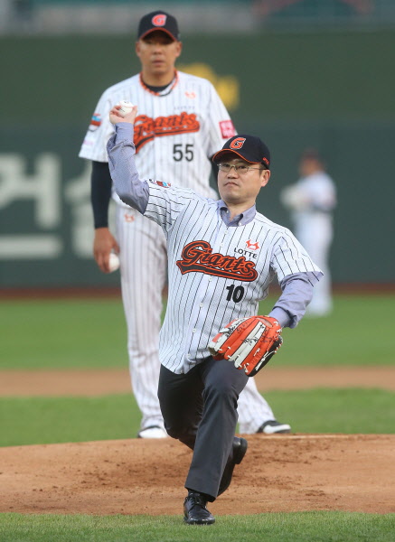 넥슨네트웍스 정일영 대표이사의 시구모습